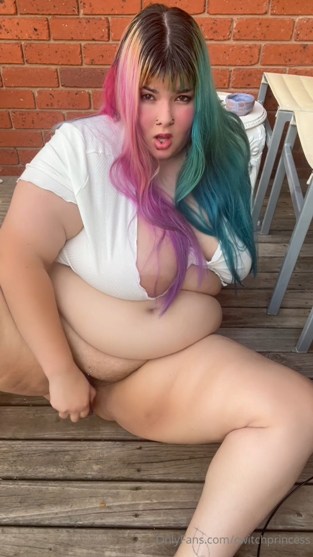 Young huge tits don’t fit in a blouse.